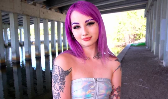 Bright chick got a dick in her throat and gave a blowjob in public...
